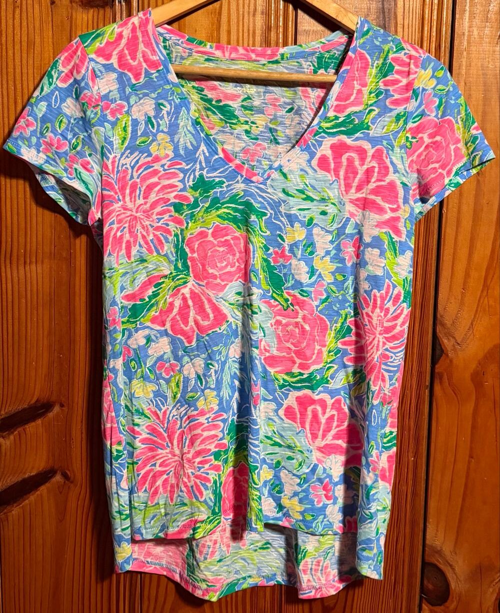 Lilly Pulitzer Etta V Neck short sleeve tee Women’s Small bright preppy
